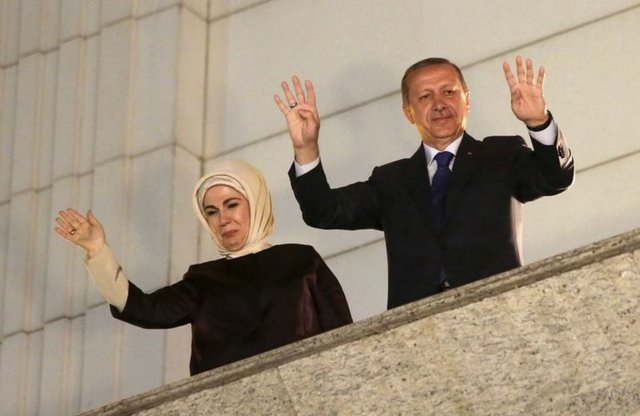 Seçim sonuçları, cumhurbaşkanlığı seçimlerine girmeye niyetli olan Erdoğan'ın siyasi geleceğini de etkileyecek. Erdoğan, parti tüzüğünü değiştirip başbakanlıkta dördüncü dönemi de hedefleyebilirifadelerine yer verdi.