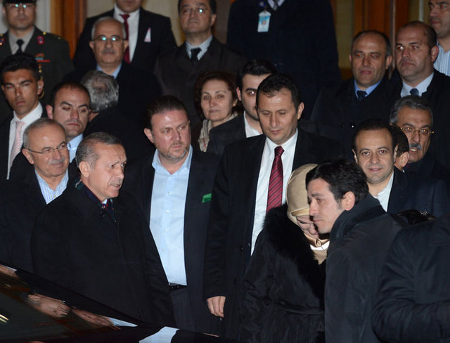 AFP - - Kilit öneme sahip yerel seçimlerde zaferini ilan eden Başbakan Erdoğan'ın balkon konşmasına yer verildi ve internet sızıntıları kastedilerek,