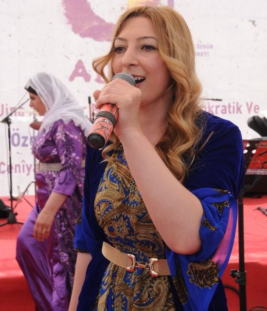 Türkiye 'nin en genç belediye başkanları listesine giren 27 yaşındaki Leyla İmret, Cizre doğumlu.