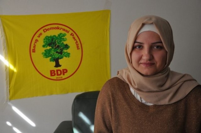 'ÇOCUK GELİN'Dİ BELEDİYE BAŞKANI OLDU - Resmi olmayan sonuçlara göre, Diyarbakır'ın Kocaköy ilçesini, çocuk yaşta evlendirilen ve evliliği boyunca da şiddet gören BDP'li Eşbaşkan adayı Berivan Elif Kılıç kazandı.