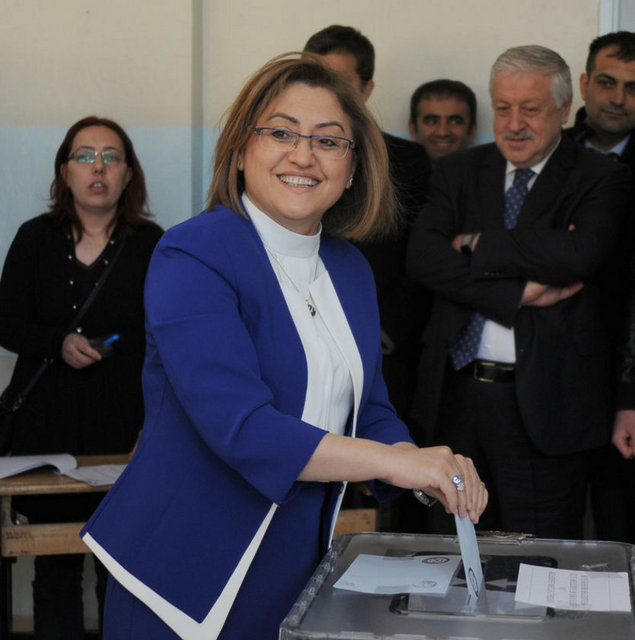GAZİANTEP'TE BİR İLK - Eski Aile ve Sosyal Politikalar bakanı ve AKP'nin adayı Fatma Şahin Gaziantep Büyükşehir Belediye Başkanlığı'nı kazandı. Şahin, Gaziantep'in ilk kadın büyükşehir belediye başkanlığı ünvanına da sahip oldu.