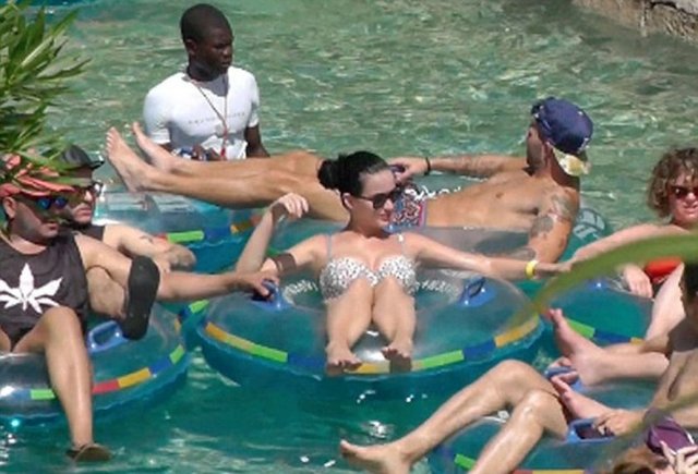 Şimdi turist akınına uğramadan denize girebilirsiniz. Karayip Adaları'nda ise güzel havaların sonuna yetişebilirsiniz.  -