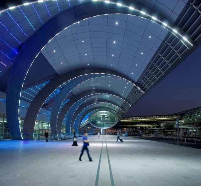 Yolcularına 280 mağazayla hizmet veren havalimanı, alışveriş kategorisinde üçüncü sırada yer aldı. Skytrax'ın 5 yıldızla derecelendirdiği Hong Kong, farklı kategorilerde dereceye girdi.