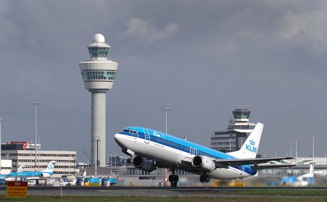 2013'te 52,5 milyon yolcu ağırlayan Schiphol Havalimanı, Amerika'ya giriş kapılarından biri olarak kütüphanesi, müzesi, dünya beşincisi mağazaları ve apron manzaralı terasıyla dikkat çekiyor.
