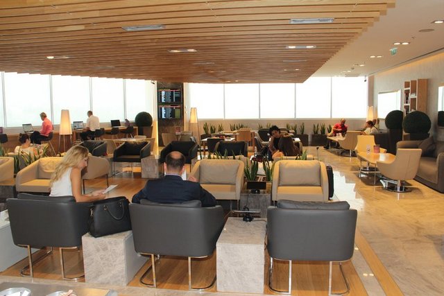 Havalimanı, Singapur Changi, Amsterdam, Dubai ve Hong Kong gibi devlerin yer aldığı bu listede kendisine onuncu sırada yer buldu. Atatürk Havalimanı, "Güney Avrupa'nın En İyi Havalimanları" listesinde de ikinci oldu.