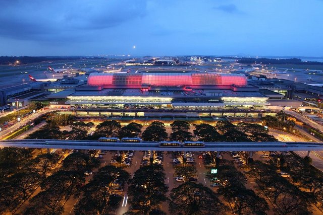 Dünyanın en büyük havacılık değerlendirme şirketi Skytrax, 1999'dan beri süregelen geleneği bozmadı. 15 yıldır çeşitli anketlerle yolcuların fikirlerini alarak dünyanın en iyi havalimanlarını belirleyen firma, bu yıl da ödül kazananları açıkladı. İşte dün