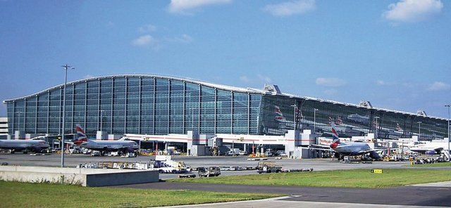 Listedeki bütün terminaller ödüllerini hak ediyor. Çünkü bu terminallerin işletmecileri salt kâr amacıyla tesislerini dükkânlarla doldurmak yerine yolcunun da konforunu ve ferahlığını düşünerek binanın bünyesine doğayı ve estetiği dahil ediyor.