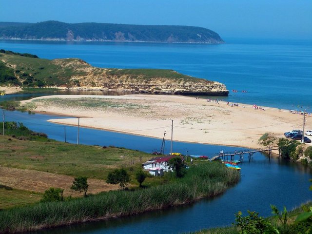 Kıyıköy Trakya'nın Karadeniz sahilinde, Kırklareli'nin bir ilçesi. İstanbul'a 164 km. uzaklıkta huzurlu bir tatil merkezi...