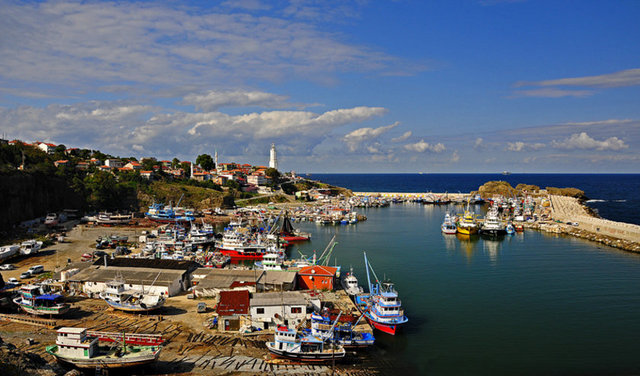 Rumeli Feneri Marmara'nın Karadeniz'e açılan son barınağı olan Rumeli Feneri hala bakir bir balıkçı kasabası. Hırçın dalgaların kayalara çarpması etkileyici bir şölen.