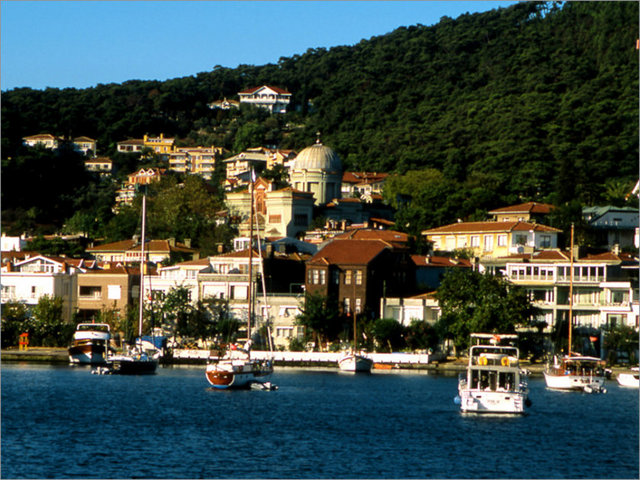 Burgazada Bazıları için dört mevsimini yaşamak, bazıları için kaçamak, bazıları için balık, bazıları için orman, uzun yürüyüşler ya da sadece huzur veya biraz romantizm...