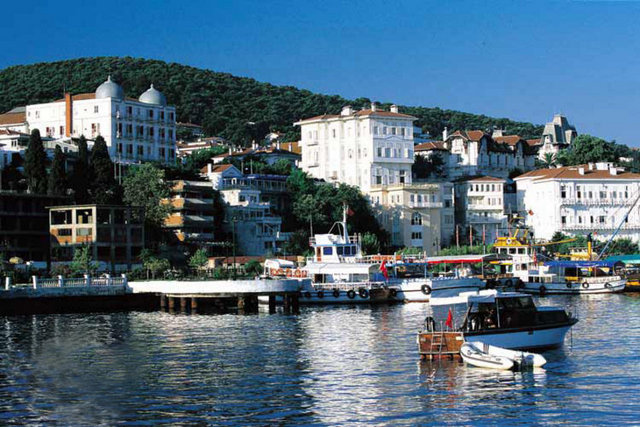 Büyükada Bizans döneminde saray mensuplarının sürgün yerleri olduğu için Prens Adaları diye anılan Büyükada, İstanbullular'ın en sevdiği yerlerden.