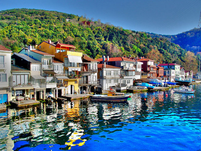 Anadolu Feneri dalgakıranı içerisinde yer alan balık restoranlarında da deniz ürünleri keyfini çıkarmak mümkündür.