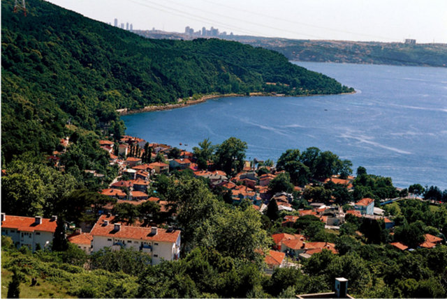 Anadolu Feneri Anadolu Feneri İstanbul'a yarım saat uzaklıkta Karadeniz'in hırçın dalgalarının eskitemediği küçük bir köy.