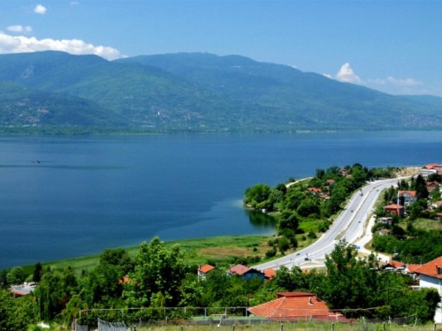 Sapanca İstanbul'a 100 km uzaklıkta. Sapanca, stresli şehir hayatından bunalıp kendini doğaya bırakmak isteyenler için vazgeçilmez yerlerden biri...