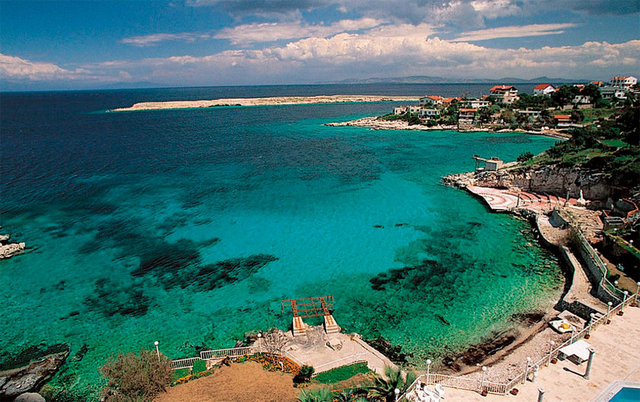 Karaburun Karaburun Çatalca'ya bağlı bir Karadeniz sahili. Büyükçekmece'ye 50 km uzaklıktadır. Mükemmel plajı ve koyu ile göz kamaştıran Karaburun, İstanbul'un incisi olmaya aday.