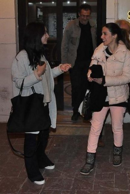 Ünlü türkücü, valeden aracı park etmemesini, kendilerini çevrede dolaşarak beklemesini istedi.