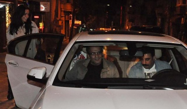 Ünlü sanatçı, sevgilisiyle keyifli dakikalar geçirdi ve mekandan ayrıldı