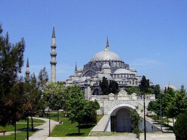 4. Süleymaniye Camii - İstanbul, Türkiye - Süleymaniye Camii az bilinen mimari inceliklere sahip. İnsanı kendine hayran bırakıyor...