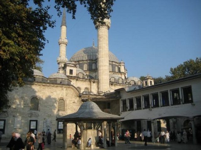10. Eyüp Sultan Camii - Eyüp Sultan Camii, İstanbul'da Eyüp semtinde Haliç kıyısında bulunan cami. Cami olmasının ötesinde kutsal bir ziyaret yeridir.