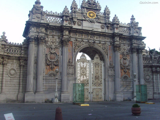 Dolmabahçe Sarayı