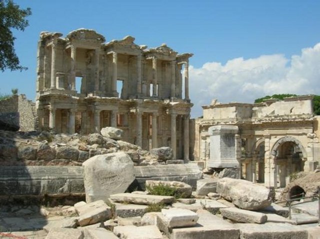 3. Efes Antik Kenti - Selçuk, Türkiye - "Buram buram Antik çağ kokan bir yer" -