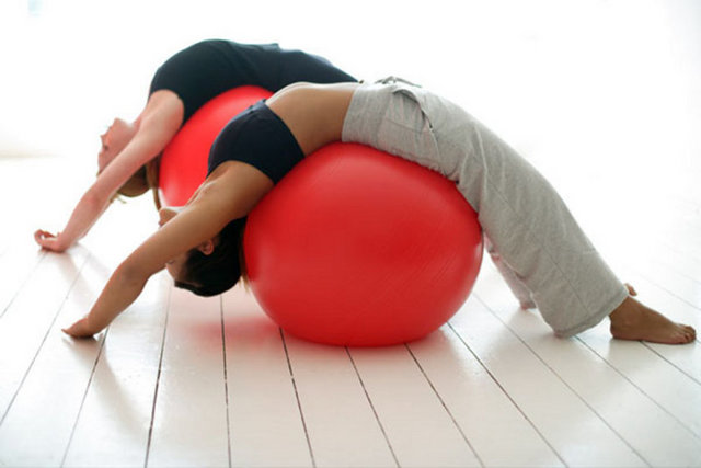 Aslına bakarsanız bu hareket, bir tür şınav. Ama onu daha da zorlaştırmak için pilates topu kullanmanız gerekiyor.