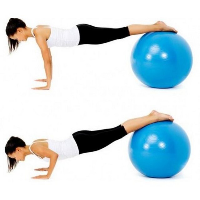 Topla alternatif bir hareket daha uygulamak isterseniz, topun üzerine sırtınızı yerleştirerek, ayaklarınız doksan derecelik açıyla yere basarken mekik çekebilirsiniz.