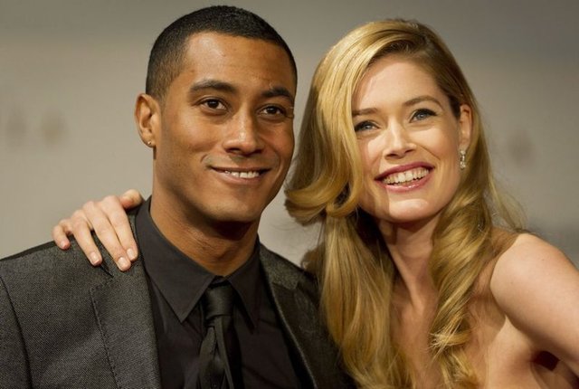 Kroes, Instagram hesabından DJ olan eşi Sunnery James ile yatak pozunu paylaştı. -