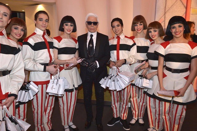 KARL LAGERFELD VE HOSTESLER