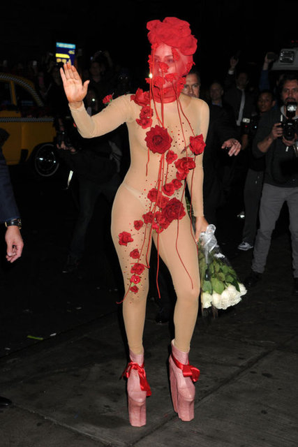 Çılgın sahne şovlarıyla dikkat çeken ünlü yıldız Lady Gaga'ya Dubai'den yasak geldi...