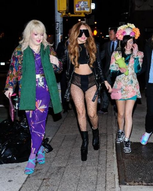 Lady Gaga bir yandan yürürken bir yandan da arkadaşlarıyla sohbet etti.