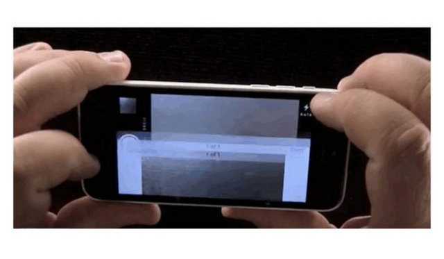 Selfie fotoğrafınızı çekmek için ana ekran  tuşuna dokunmak yerine, volume tuşuna basın. Bu, telefonu dolayısıyla kamerayı daha sabit tutmanızı sağlayacaktır.