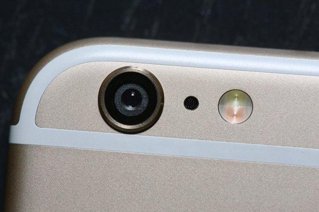 Uzun süredir 8 MP çözünürlükte sensör kullanan Apple, kamerasını iSight olarak adlandırıyor. Bu konuda da çok fazla eleştirilen firma, iPhone 6s ve iPhone 6s Plus'ta 12 MP kameraya geçiş yapacak ve 4K video çekimi özelliği getirecek.