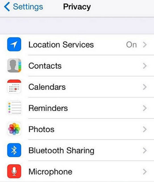 Burada konumunuzu güncellemek için GPS kullanan uygulamaların tamamını göreceksiniz. "iPhone'umu Bul" gibi açık olması mecburi olan uygulamalar dışında gerekli olmayan ve şarjınızı tüketen uygulamaları kapatın.