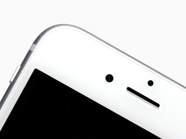 Face Time kamerası olarak adlandırılan ön kamerada yıllardır 1.2 MP çözünürlüğü geçmeyen Apple'ın artık 5 MP çözünürlüğe sahip bir ön kamera kullanması bekleniyor. Ancak bu konu diğerleri kadar kesin değil.