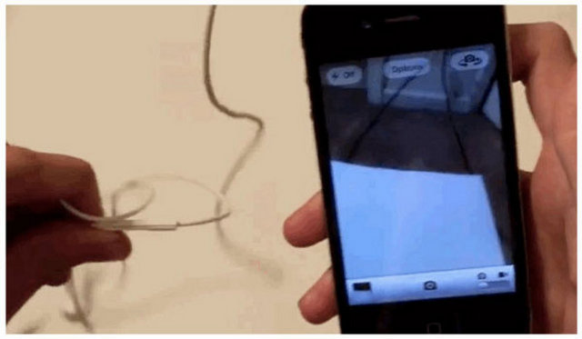 12. Veya kulaklıklarınızla -  - Fotoğraf çekmek için kamera açıkken kulaklıklarınızdaki düğmenin ortasına basın. Yine selfie'ler için mükemmel bir özellik.