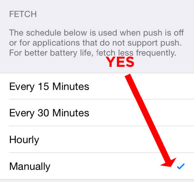 iPhone'nunuz e-posta, takvim ve kişiler menülerinde güncelleme olup olmadığını görmek için sürekli kendini yeniliyor ve bu da sizin şarjınızı tüketiyor. -