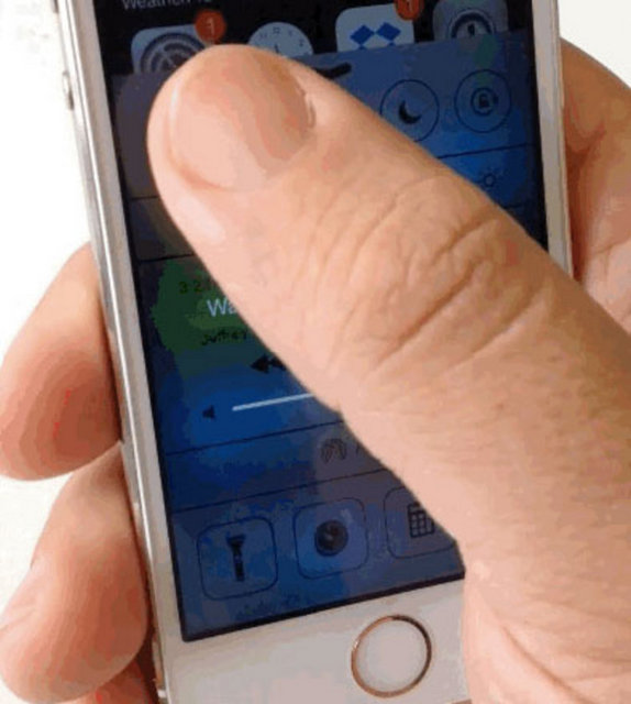 Eğer interneti kullanmıyorsanız ve çekim kuvvetinin düşük olduğu bir yerdeyseniz bu durumda kontrol merkezine gelip uçak modunu seçiniz.