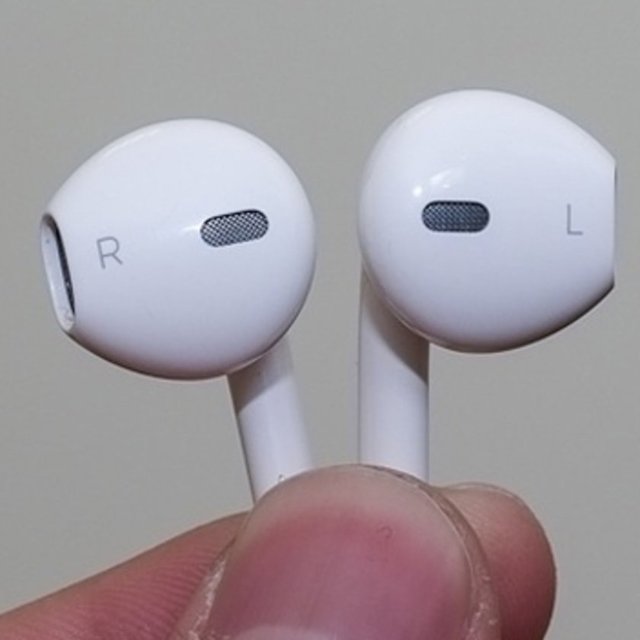 Müzik dinlerken kulaklığınıza bir kez tıkladığınızda şarkıyı başlatabilir, bir kez daha tıklayarak şarkınızı durdurabilirsiniz.