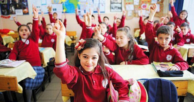 15. Kız çocuk sınıfın ön sırasıdır Erkek çocuk arka