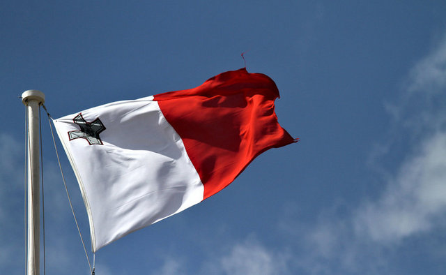 Ülke: 19. Malta  - Normal benzin bir galon fiyatı: 7.27 dolar - Bir galon = 3.78 litre	 - Kişi başı günlük geliri: 60.80 dolar	 	 - Benzin günlük kişi başına tüketim: 0.15 	 - Benzin harcanan gelirin yüzdesi: 1.83