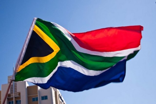 Ülke: 42. Güney Afrika  - Normal benzin bir galon fiyatı: 4.94 dolar - Bir galon = 3.78 litre	 - Kişi başı günlük geliri: 19.88 dolar	 - Benzin günlük kişi başına tüketim: 0.17 	 - Benzin harcanan gelirin yüzdesi: 4.25