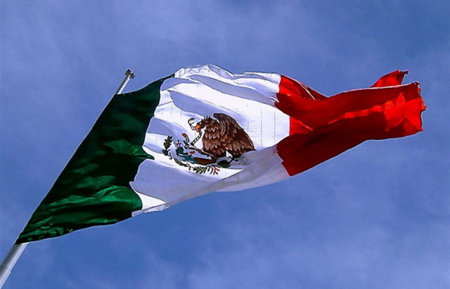 Ülke: 52. Meksika  - Normal benzin bir galon fiyatı: 3.43 dolar - Bir galon = 3.78 litre	 - Kişi başı günlük geliri: 30.11 dolar	 - Benzin günlük kişi başına tüketim: 0.28 	 - Benzin harcanan gelirin yüzdesi: 3.18  -