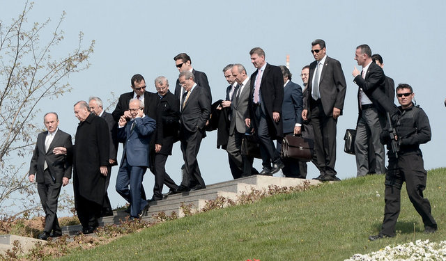 Kısıklı'daki helikopter pistine gelen Erdoğan'a Ulaştırma, Denizcilik ve Haberleşme Bakanı Lütfi Elvan ve İstanbul Büyükşehir Belediye Başkanlığı'na yeniden seçilen Kadir Topbaş'ın eşlik ettiği görüldü.