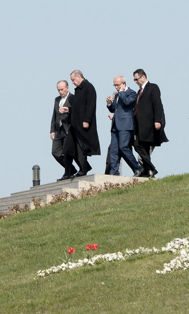 Erdoğan ve beraberindekiler 3. köprü çalışmalarını incelemek üzere helikopterle havalandı. Erdoğan, inşaat alanını bir süre havadan denetledi.