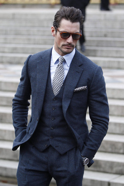 O bir model ve bu işin nasıl yapılacağını iyi biliyor. David Gandy, tamamen kendine has bir stile sahip. Kendini sürekli yeniliyor, ama en vazgeçilmezi ceket ve üç parçalı takım elbiseleri.