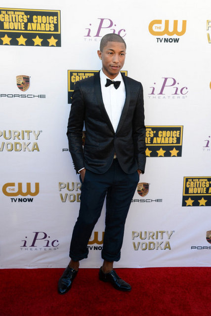 "Happy " ile enerjimizi yükselten Pharell Williams, bir trendsetter. Özellikle paçalarını kıvırarak giydiği takım elbiseleri ile yeni bir akımın öncüsü oldu.