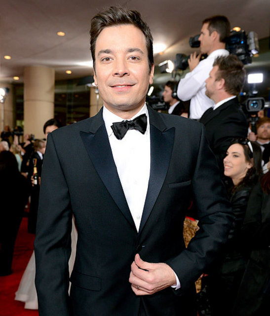 Show'larının müptelası olduğumuz Jimmy Fallon, masanın arkasında kalarak, bu özelliğini pek fazla öne çıkarmasa da, aslında, en stil sahibi erkekler arasında yer alıyor.