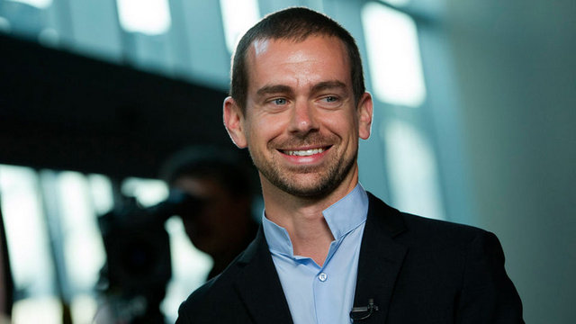 Twitter'ın yakışıklı ceo'su Jack Dorsey, görmeye alıştığımız sweatshirt-jean kombininden sıyrılıp, daha cool bir havaya büründü. Ama her iki haliyle de iyi görünüyor.