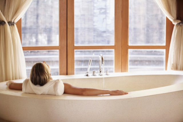 1.5 seneyi banyoda harcıyor.